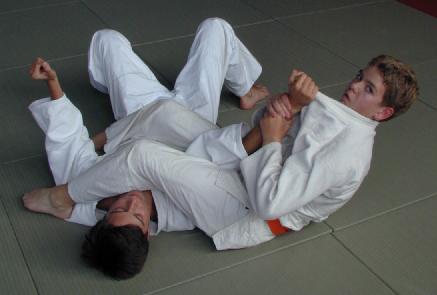 [Foto:
Judo-Armhebel:
Kami Juji Gatame
]