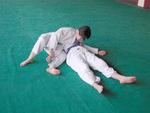 [Foto:
Judo-Armhebel:
Gyaku Kesa Garami
]
