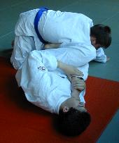 [Foto:
Judo-Armhebel:
Hiza Gatame Henkawaza
]