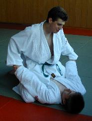 [Foto: Kami Hiza Gatame (beide Arme)]