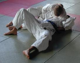 [Foto:
Judo-Haltegriff:
Gyaku Kesa Gatame
]