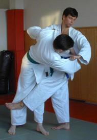 [Foto:
Judo-Wurf:
Hiza Guruma
]