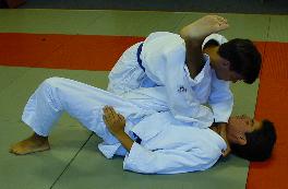 [Foto:
Judo-Würgegriff:
Ebi Jime
]