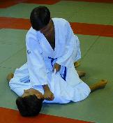 [Foto:
Judo-Würgegriff:
Tsukikomi Jime
]